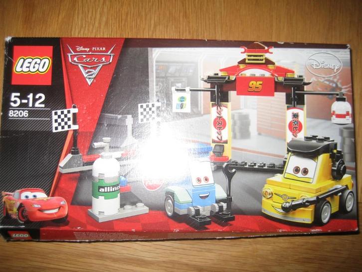 Lego 8206 Cars Tokyo pit stop met doos, Kinderen en Baby's, Speelgoed | Duplo en Lego, Zo goed als nieuw, Lego, Complete set, Ophalen of Verzenden