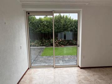 Glazen schuifpui naar tuin beschikbaar voor biedingen