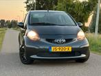 Toyota Aygo 1.0 12V Vvt-i 5DRS 2006 Grijs, Auto's, Voorwielaandrijving, Stof, Zwart, 68 pk