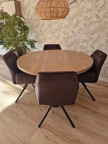 Ronde eettafel met 4 stoelen beschikbaar voor biedingen