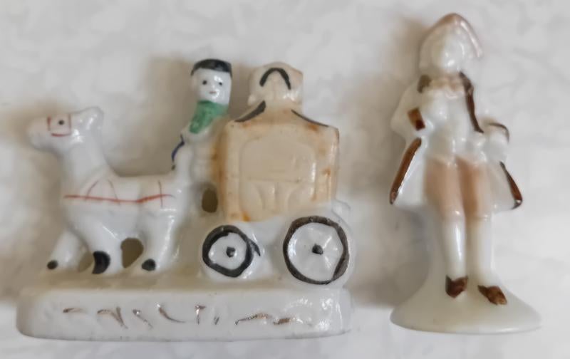 2 Porseleinen beeldjes mannetje met koetsje, Verzamelen, Beelden en Beeldjes, Ophalen of Verzenden, Gebruikt, Overige typen