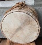 Dubbelvellig cilindrische trom - twee trommelstokken Syrië, Ophalen of Verzenden, Zo goed als nieuw, Trommel