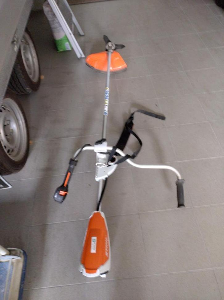 Stihl FSA 130 accubosmaaier compleet, Tuin en Terras, Bosmaaiers, Zo goed als nieuw, Accu, Ophalen