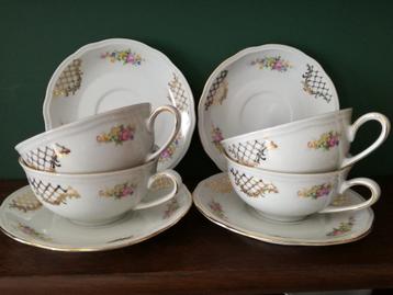 4 Theekop en schotels Kahla bloemboeketjes en goud raster beschikbaar voor biedingen