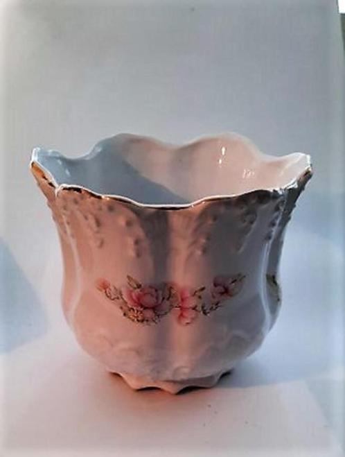 Mooie bewerkte Engelse overpot met roze bloemen., Tuin en Terras, Bloempotten, Zo goed als nieuw, Aardewerk, Minder dan 25 cm