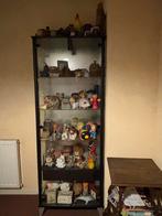 Glazen vitrine met 81 antieke spaarpotten, Verzamelen, Spaarpotten, Ophalen, Zo goed als nieuw, Steen, Aardewerk of Keramiek, Object of Gebouw