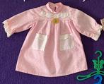 Roze poppenjurkje, 2 poppenpruikjes, fluwelen rok+ bovenstuk, Verzamelen, Poppen, Ophalen of Verzenden, Gebruikt, Accessoires
