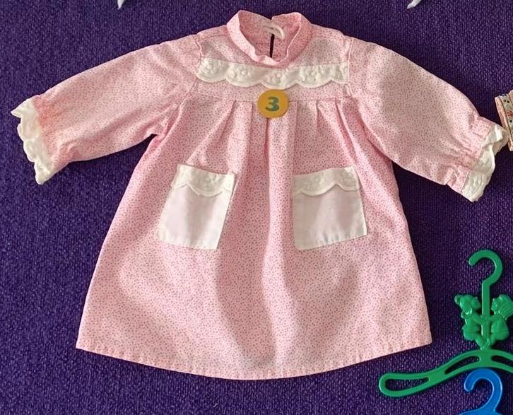 Roze poppenjurkje, 2 poppenpruikjes, fluwelen rok+ bovenstuk, Verzamelen, Poppen, Gebruikt, Accessoires, Ophalen of Verzenden