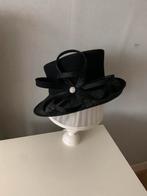 Prachtige zwarte hoed, Kleding | Dames, Hoeden en Petten, Ophalen of Verzenden, Zo goed als nieuw