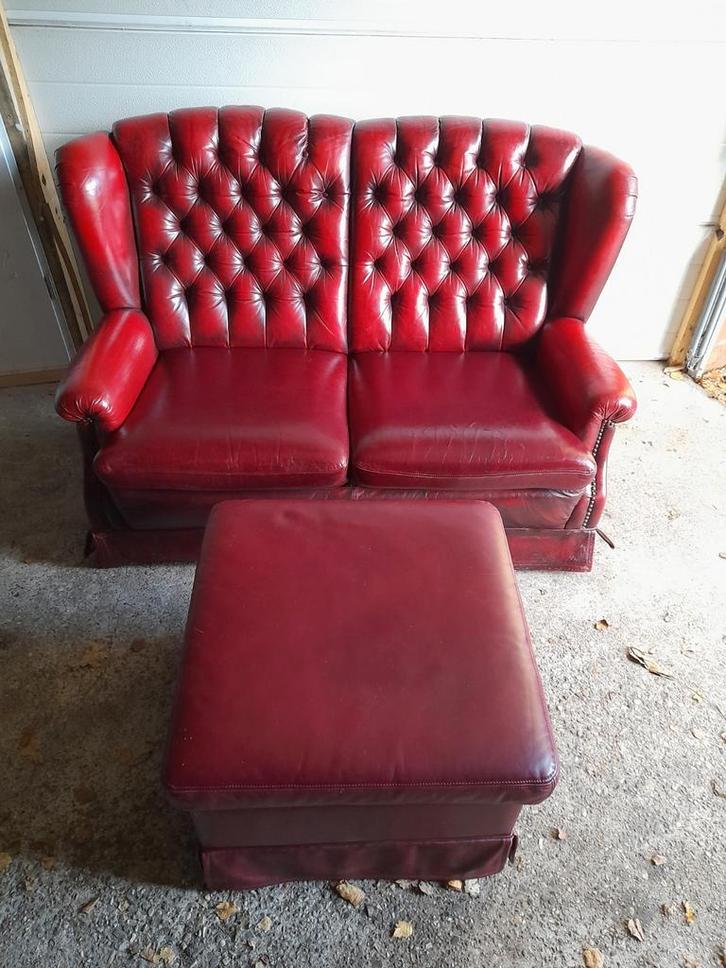 Rode Chesterfield leren bank met voetenbank, Huis en Inrichting, Banken | Bankstellen, Gebruikt, Rechte bank, Tweepersoons, Minder dan 150 cm