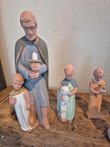 Set van 8 mooie beelden van familie beschikbaar voor biedingen