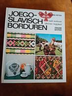 JOEGOSLAVISCH BORDUREN, oude motieven opnieuw toegepast., Boeken, Hobby en Vrije tijd, Ophalen of Verzenden, Zo goed als nieuw