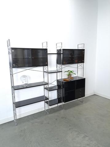 Deens design Denka modulaire kast met chromen houders  beschikbaar voor biedingen