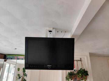 Samsung televisie en zeer degelijke ophangbeugel beschikbaar voor biedingen