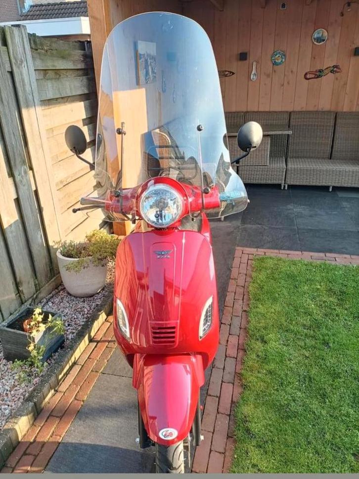 Scooter kleur rood, Fietsen en Brommers, Scooters | SYM, Zo goed als nieuw, Overige modellen, Benzine, Ophalen