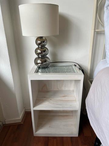 Nachtkastje met mozaïek blad beschikbaar voor biedingen