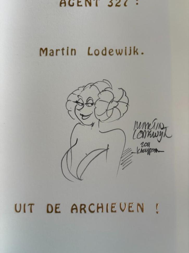 Agent 327 - Uit de archieven kranten knipsel + dedicase, Boeken, Stripboeken, Gelezen, Eén stripboek, Ophalen of Verzenden