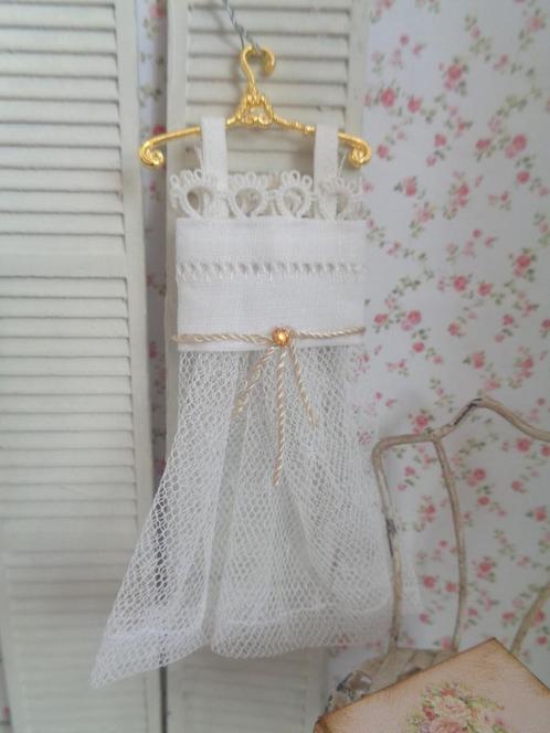 Mooi Jurkje met fraai hangertje..Poppenhuis 1:12.(Nr F112)*, Verzamelen, Poppenhuizen en Toebehoren, Nieuw, Poppenhuis, Ophalen of Verzenden