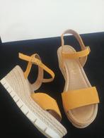 Mooie leren Marco Tozzi sandalen 38, Geel, Marco Tozzi, Zo goed als nieuw, Sandalen of Muiltjes