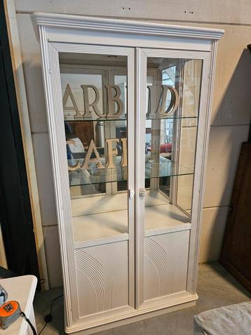 Witte Vitrinekast met verlichting en spiegel beschikbaar voor biedingen