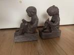 Boekensteunen Perkeo. 2 zittende; lezende/schrijvende meisj, Ophalen, Zo goed als nieuw