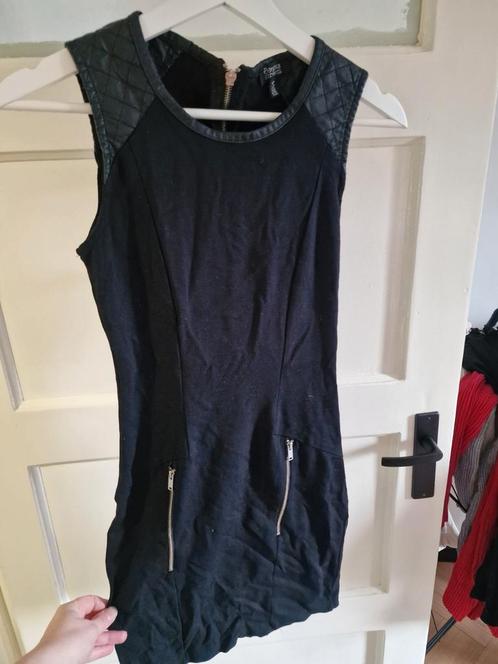 Zwart Jurkje met Leren Details - Bershka, Kleding | Dames, Jurken, Zo goed als nieuw, Maat 36 (S), Zwart, Boven de knie, Ophalen of Verzenden