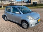 Daihatsu Sirion 1.0 51KW 2008 Grijs, Auto's, Daihatsu, Voorwielaandrijving, Handgeschakeld, 3 cilinders, Zilver of Grijs