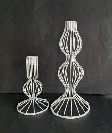 Design 2 metalen draad kandelaars met witte coating.  beschikbaar voor biedingen