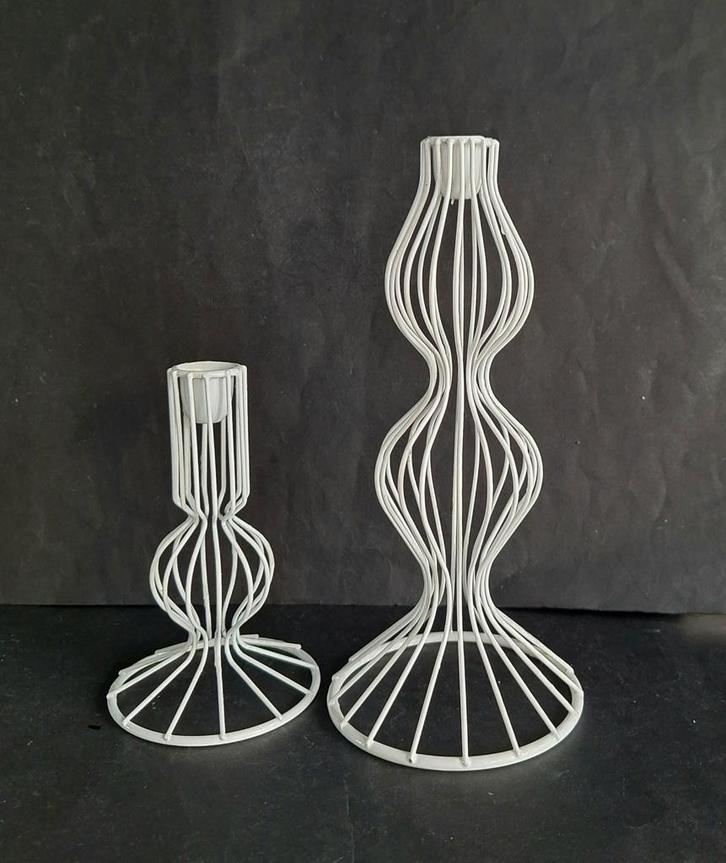 Design 2 metalen draad kandelaars met witte coating., Huis en Inrichting, Woonaccessoires | Kandelaars en Kaarsen, Minder dan 25 cm