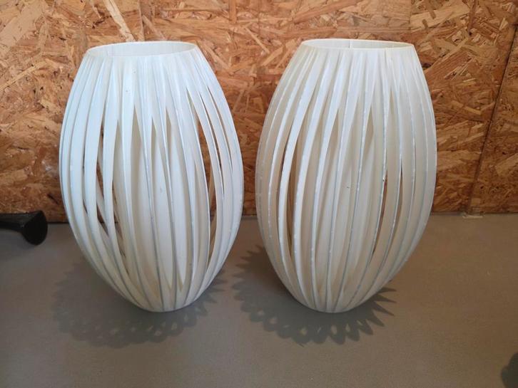 Twee moderne lampenkappen, Huis en Inrichting, Lampen | Lampenkappen, Zo goed als nieuw, 25 tot 50 cm, Ovaal, Wit, Crème, Ophalen of Verzenden