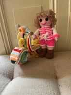 Gehaakt poppetje met gekleurde scooter, Hobby en Vrije tijd, Breien en Haken, Ophalen of Verzenden, Nieuw, Haken, Overige typen