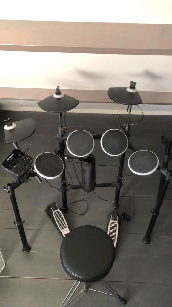 Alesis DM Lite Kit inclusief stokken en drumkruk, Muziek en Instrumenten, Drumstellen en Slagwerk, Zo goed als nieuw, Overige merken