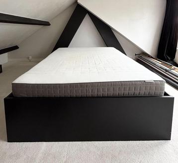 Ikea tweepersoonsbed Brimnes met lattenbodem en matras.