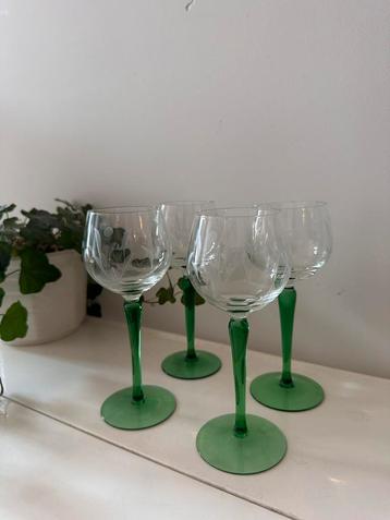 Set van 4 wijnglazen jaren 70 vintage groene voet beschikbaar voor biedingen