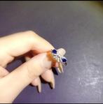Ring met een strik van saffier., Nieuw, 20 of groter, Ophalen of Verzenden, Met edelsteen