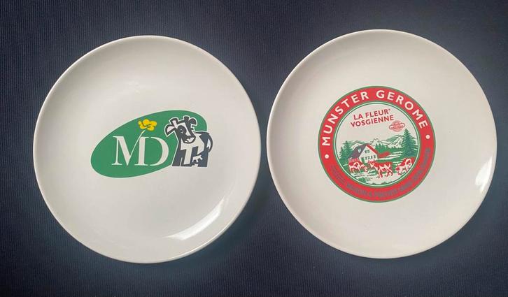 2 Verschillende kaassoorten bordjes:1x Munster Gerome 1x MD, Huis en Inrichting, Keuken | Servies, Zo goed als nieuw, Bord(en)