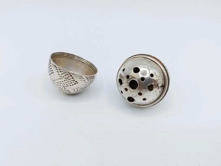 Zilveren reukei / pommander, 18e eeuws, Antiek en Kunst, Antiek | Goud en Zilver, Zilver, Verzenden