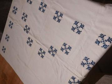 Geborduurd tafellaken, maat 174x117 cm. beschikbaar voor biedingen