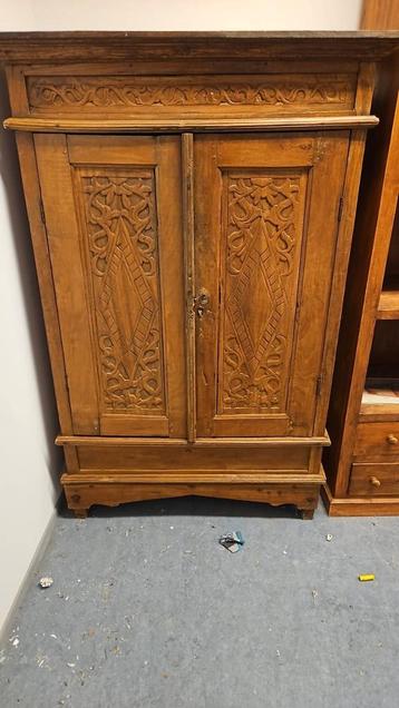 Mooie oude kast in goede staat beschikbaar voor biedingen