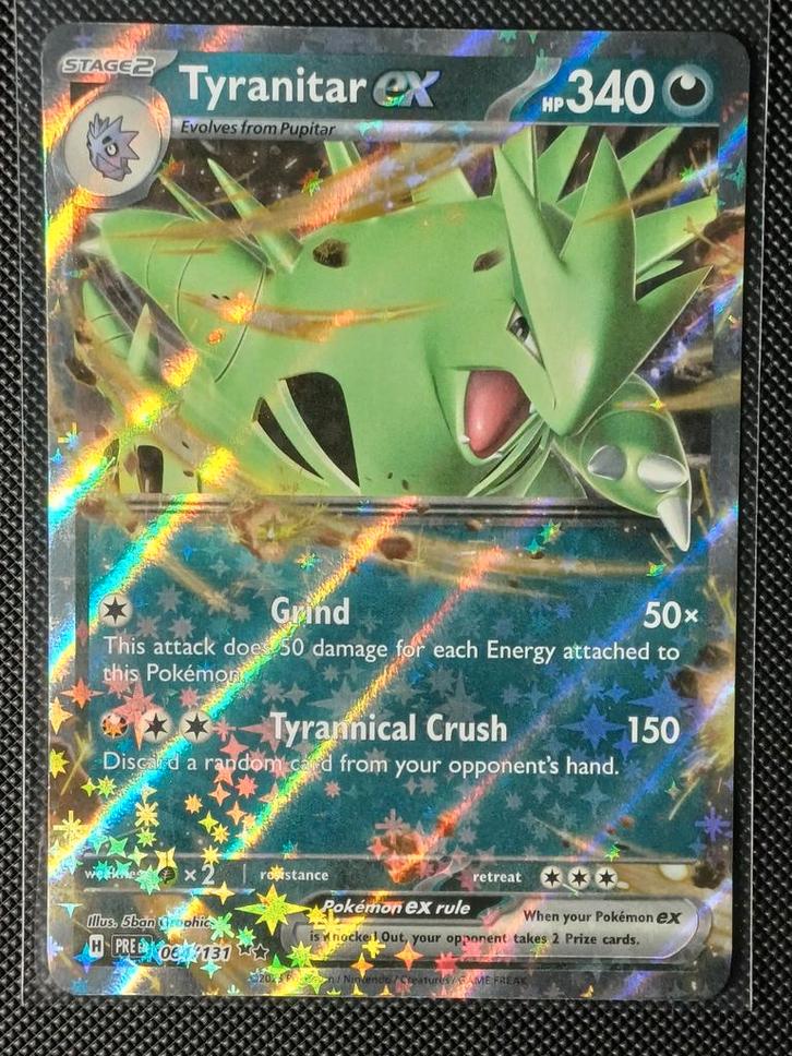 Tyranitar EX 064/131 Prismatic Evolutions, Hobby en Vrije tijd, Verzamelkaartspellen | Pokémon, Zo goed als nieuw, Losse kaart