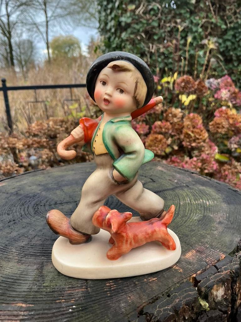 Hummel ❤️ beeldje jongen met paraplu en hondje, Ophalen of Verzenden, Gebruikt, Hummel