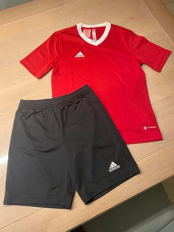 Origineel adidas sportsetje jongens maat 152 als nieuw beschikbaar voor biedingen