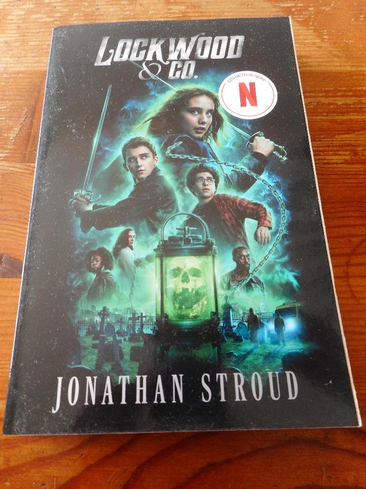 Lockwood & Co - 1 De schreeuwende wenteltrap, Boeken, Fantasy, Nieuw, Ophalen of Verzenden