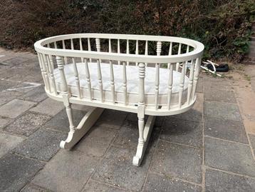 Babywiegje vintage wit beschikbaar voor biedingen