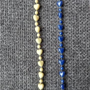 2 plastic halskettingen, uit jaren '70/'80 blauw en wit beschikbaar voor biedingen