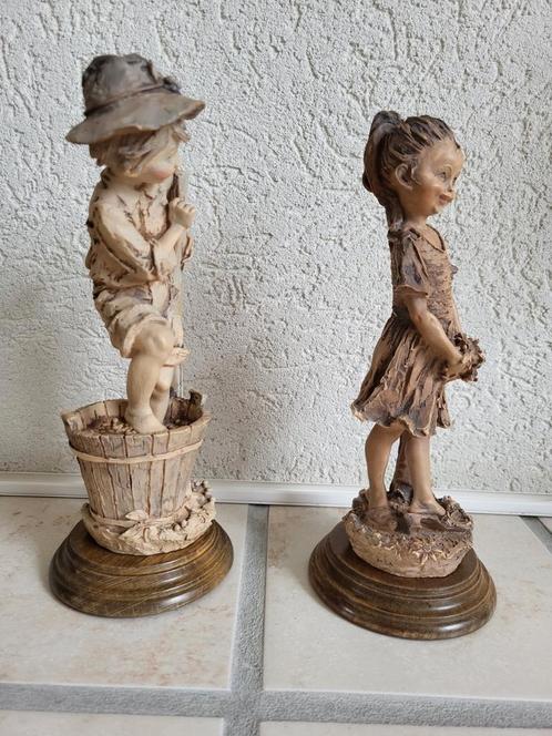 2 mooie beelden van jongen en meisje, h=24 cm, keramiek, Antiek en Kunst, Kunst | Beelden en Houtsnijwerken, Ophalen