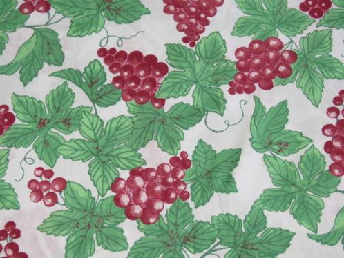 Vintage lap stof: wit met druiventrossen en groene bladeren, Hobby en Vrije tijd, Stoffen en Lappen, Zo goed als nieuw, Katoen