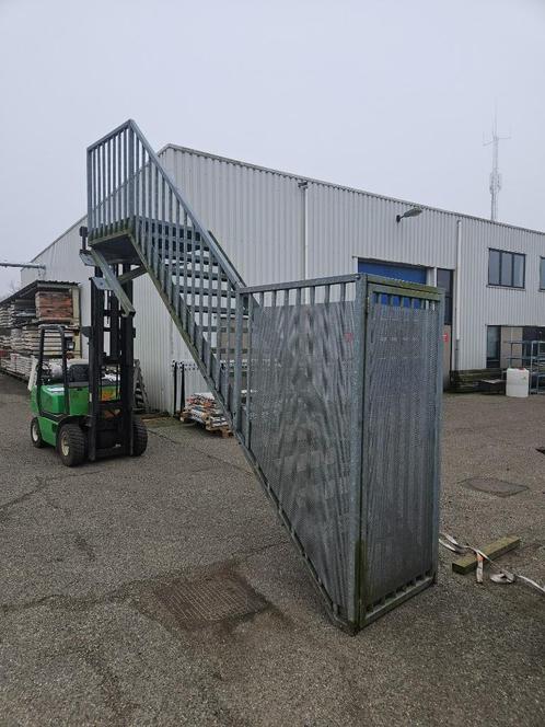 Trap met bordes en poort gegalvaniseerd bordestrap ( 444 ), Doe-het-zelf en Verbouw, Ladders en Trappen, Gebruikt, Trap, 2 tot 4 meter