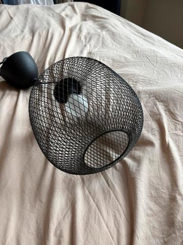 Zwarte metalen hanglamp beschikbaar voor biedingen