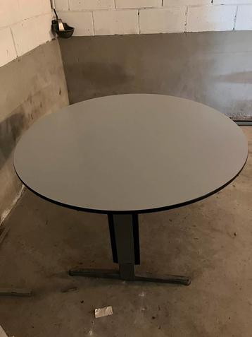 Grote trespa tafel beschikbaar voor biedingen
